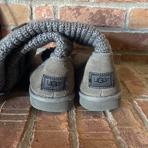 UGG Classic Cardy Button Detailed Gray Knit Boots - Picture 4 of 7